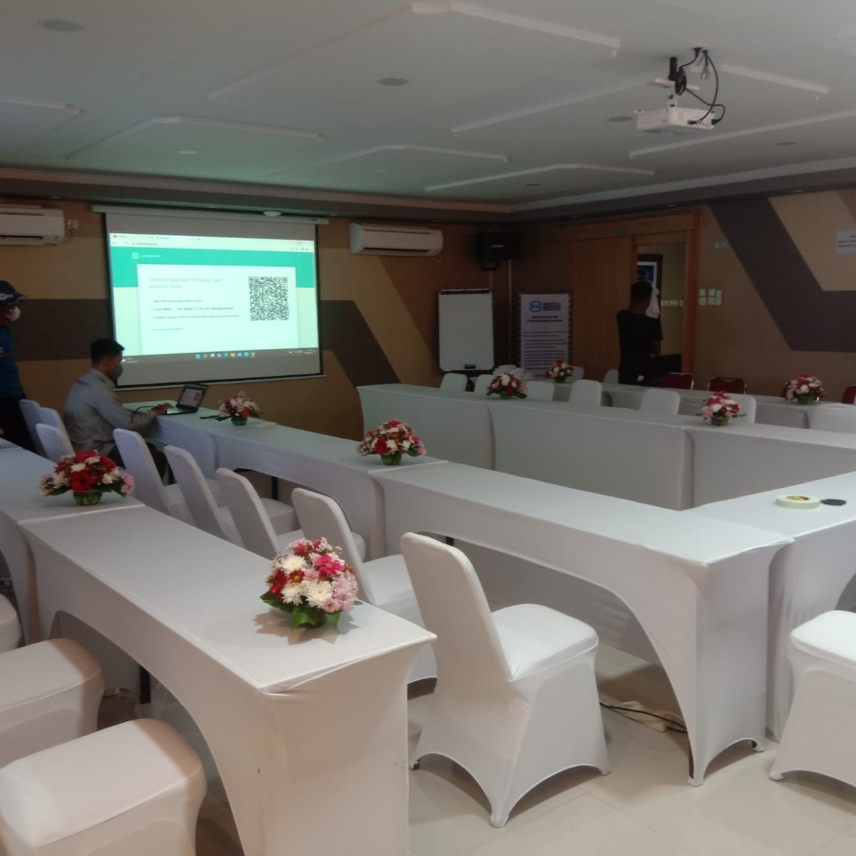 Sewa Meja Kantor Terbaik 2025 – Praktis, Modern & Siap Pakai untuk Kebutuhan Bisnis Anda