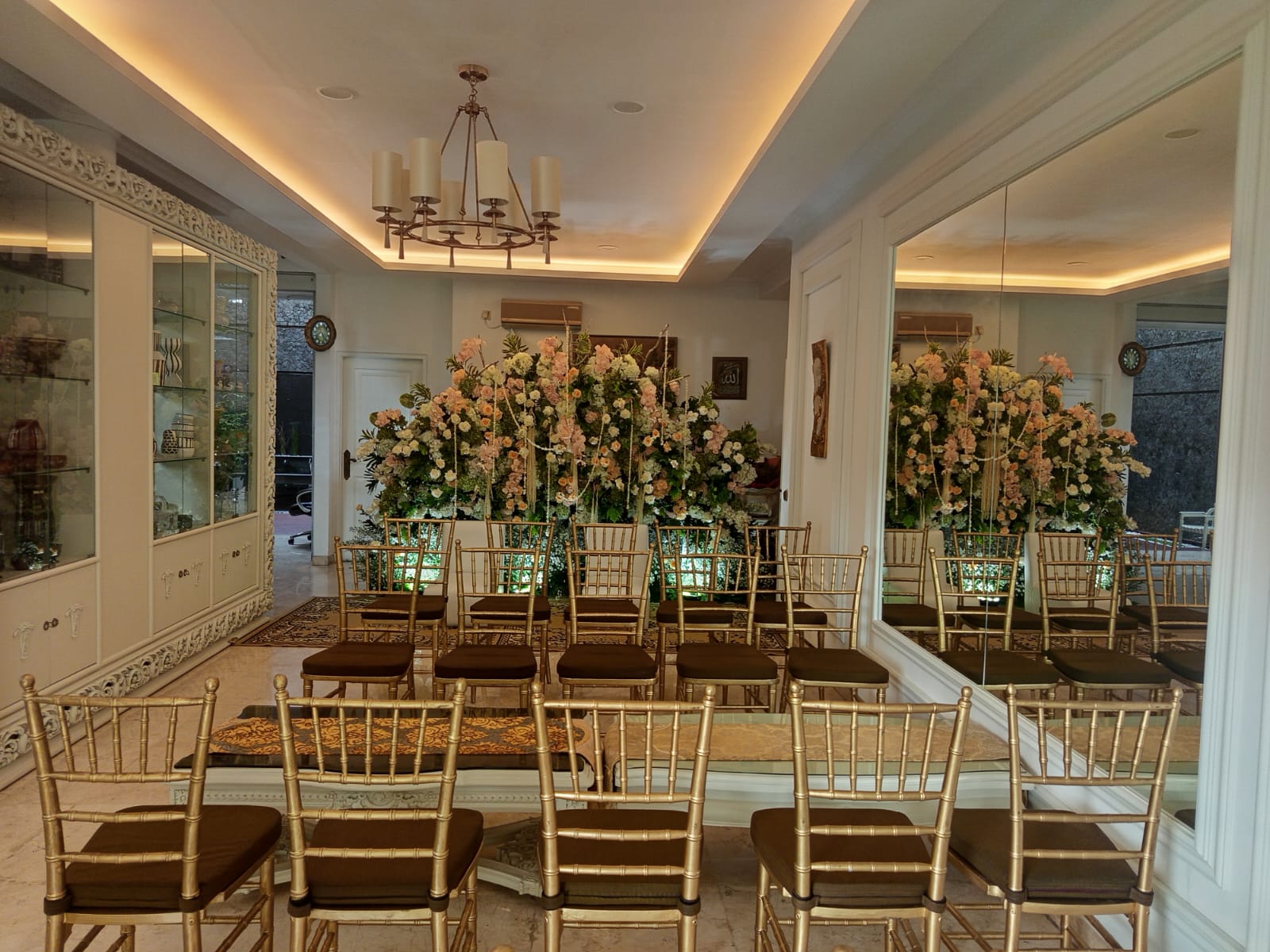 Harga Sewa Kursi Tiffany Terbaru 2025 – Elegan, Mewah, & Nyaman untuk Semua Acara