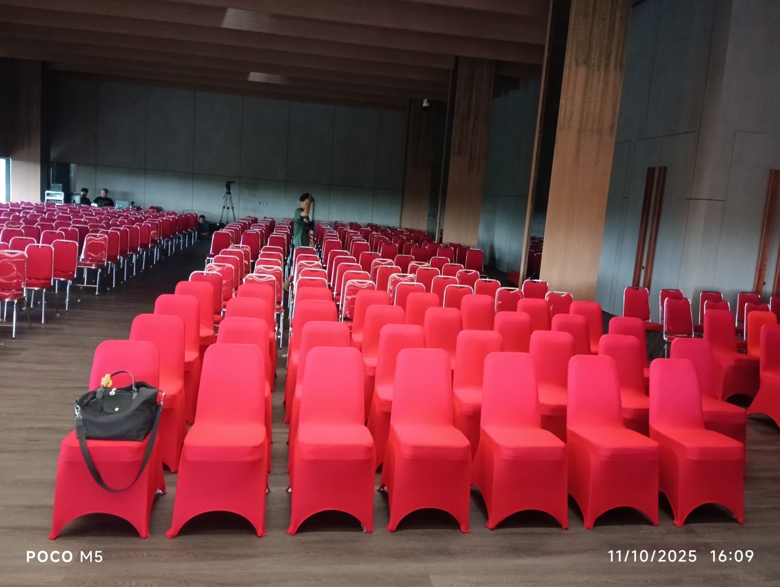 Sewa Cover Kursi Futura Terbaik 2025 – Tampil Elegan & Rapi untuk Semua Acara