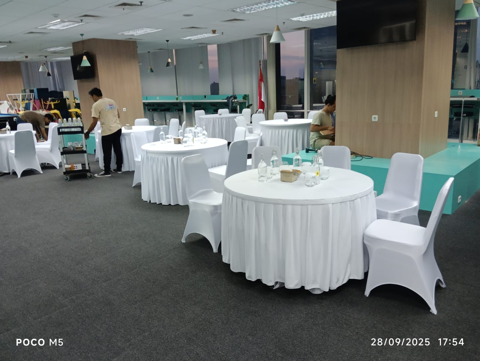 Sewa Meja Bulat Terbaik 2025 – Lengkap, Elegan & Cocok untuk Semua Acara